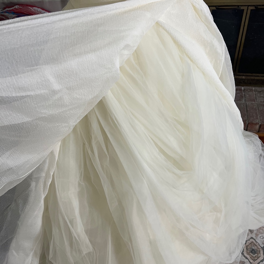 Vera Wang organza sweetheart tulle wedding dress - Picture 6 of 16